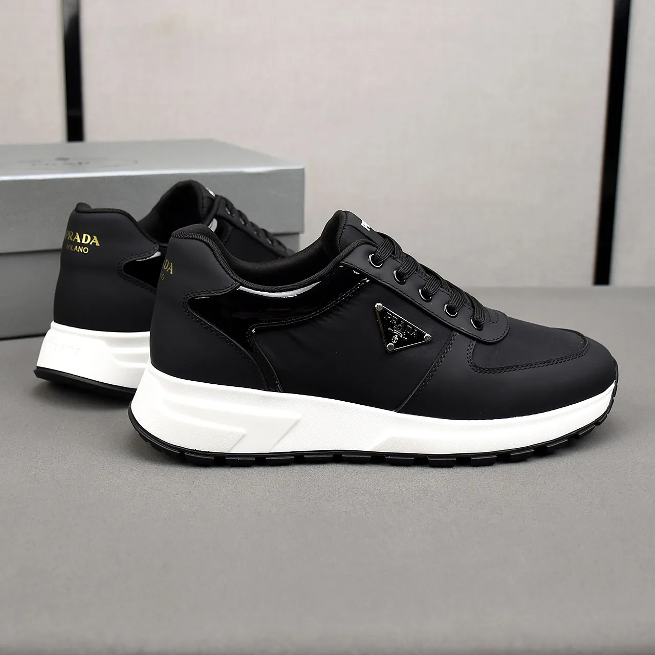 PP460👟👟👟Prada/Prada Prax men's series casual sports shoes Prax sports shoes combine style and comfort, with a unique sports design defined by exquisite materials and details. Fashionable, casual and versatile, it is decorated with an enameled triangle logo on the outside, a Prada Milano printed logo on the tongue, and a 2.5cm lightweight two-tone rubber sole for a comfortable wearing experience! Size: 38-39-40-41-42-43-44 standard leather shoe size